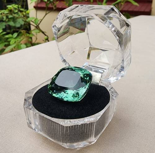 HOW STRANGE? A VERY LARGE 26,80CT GREEN AMETHYST GEMSTONE WITH BEAUTIFUL CUSHION CUT