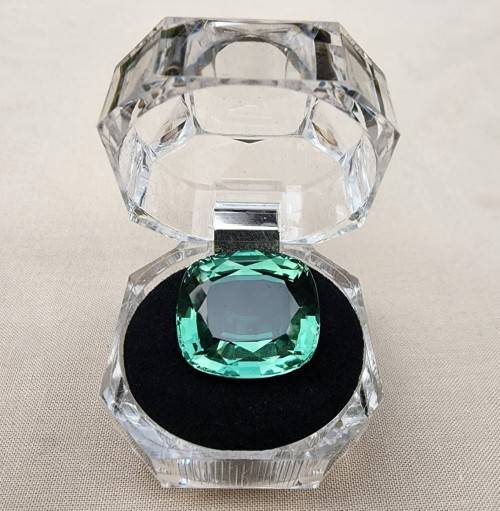 HOW STRANGE? A VERY LARGE 26,80CT GREEN AMETHYST GEMSTONE WITH BEAUTIFUL CUSHION CUT