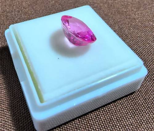 PINK 5,05CT SAPPHIRE WITH LOVELY OVAL CUT - UV RED! - THERMAL HIGH! - ONE OF 4 SAPPHIRES ON AUCTION