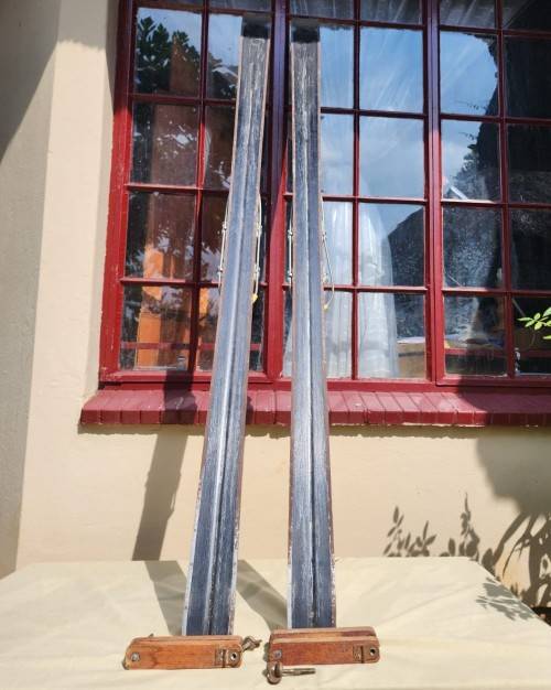 EYECATCHING FISCHER AUSTRIAN 1970S WOODEN SKIS 1,8M LONG WITH TYROLIA SKIMEISTER BINDINGS