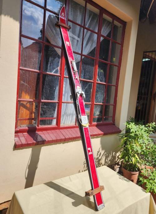 EYECATCHING FISCHER AUSTRIAN 1970S WOODEN SKIS 1,8M LONG WITH TYROLIA SKIMEISTER BINDINGS