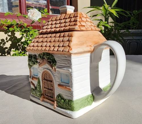 LARGE 15CM HIGH ENGLISHCOUNTRY HOME CERAMIC TEAPOT - HANDPAINTED