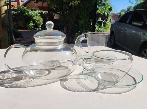 A PURE VISUAL DELIGHT WITH THIS GLASS TEASET