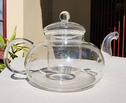 A PURE VISUAL DELIGHT WITH THIS GLASS TEASET