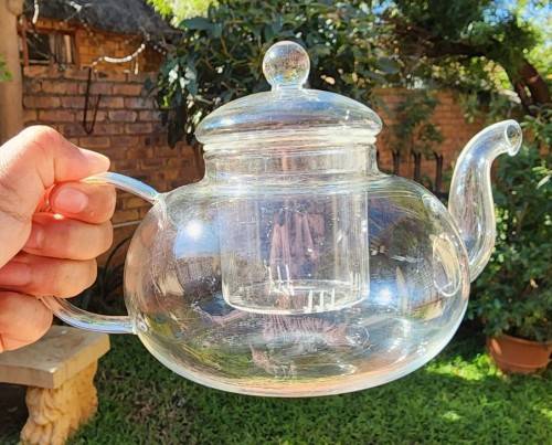 A PURE VISUAL DELIGHT WITH THIS GLASS TEASET