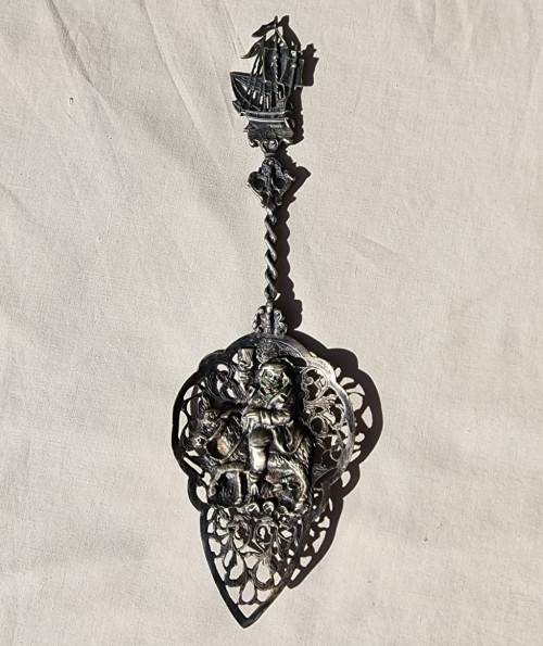 ANTIQUE DUTCH EPNS SCENIC REPOUSSE CAKE LIFTER WITH SALING SHIP FINIAL HANDLE