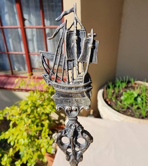 ANTIQUE DUTCH EPNS SCENIC REPOUSSE CAKE LIFTER WITH SALING SHIP FINIAL HANDLE