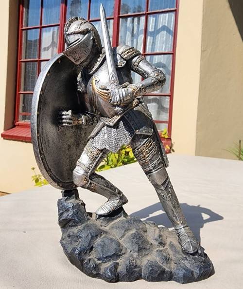 MEDIEVAL KNIGHT IN ARMOUR WITH GIANT PHOENIX COAT OF ARMS SHIELD FIGURINE 21CM HIGH
