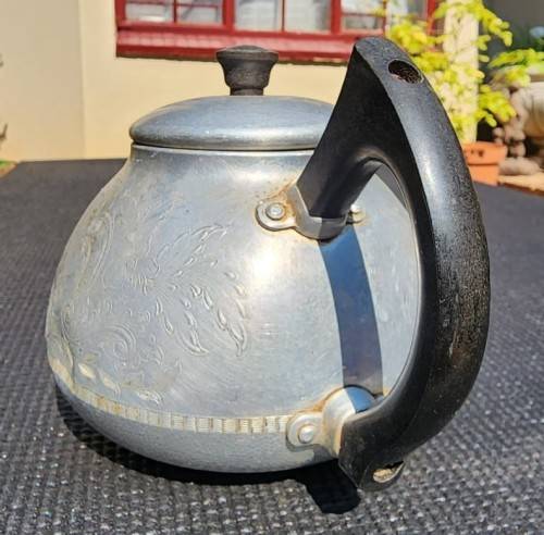 VINTAGE 1950S SWAN BRAND ENGLAND THE CARLTON (CHROME PLATED ALUMINIUM) 6 CUPS TEAPOT