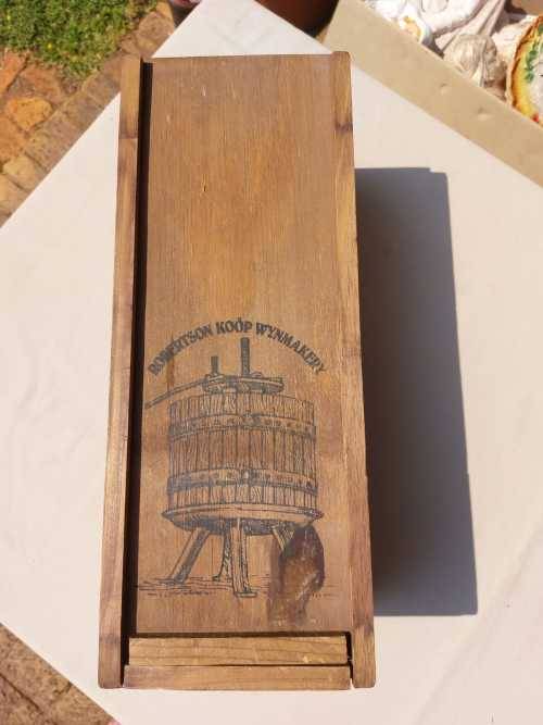 VINTAGE 1983 VRIESENHOF (JAN BOLAND COETZEE) KALLISTA 1,5L BOTTLE IN WOODEN BOX