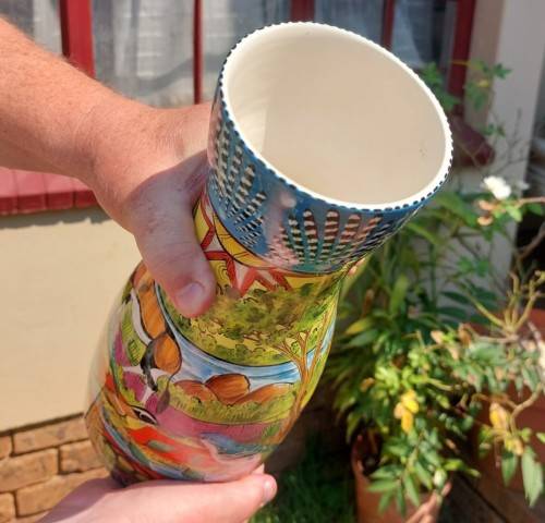A STUNNING HANDPAINTED LARGE 37CM HIGH CARAFE OR VASE BY ZIM ARTIST MASTER NDATYAMA