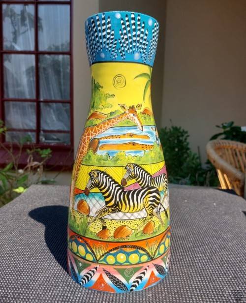 A STUNNING HANDPAINTED LARGE 37CM HIGH CARAFE OR VASE BY ZIM ARTIST MASTER NDATYAMA