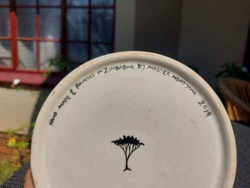 A STUNNING HANDPAINTED LARGE 37CM HIGH CARAFE OR VASE BY ZIM ARTIST MASTER NDATYAMA