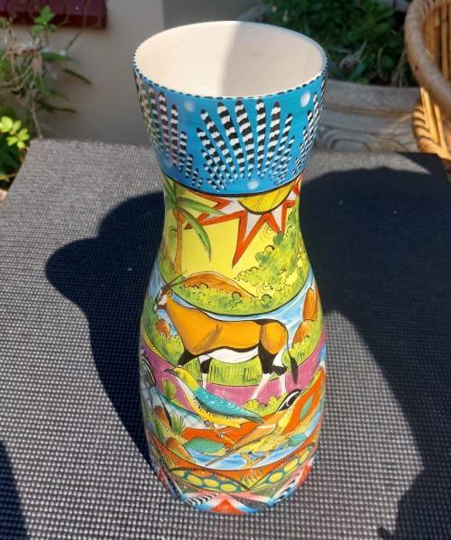 A STUNNING HANDPAINTED LARGE 37CM HIGH CARAFE OR VASE BY ZIM ARTIST MASTER NDATYAMA