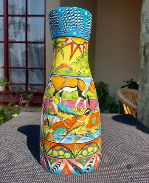 A STUNNING HANDPAINTED LARGE 37CM HIGH CARAFE OR VASE BY ZIM ARTIST MASTER NDATYAMA