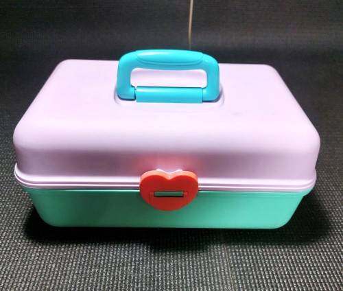 A VINTAGE 1990 REDBOX CABOODLES MAKE UP CARRY CASE IN LIGHT PURPLE AND TEAL WITH HEART LOCK AND MIRR