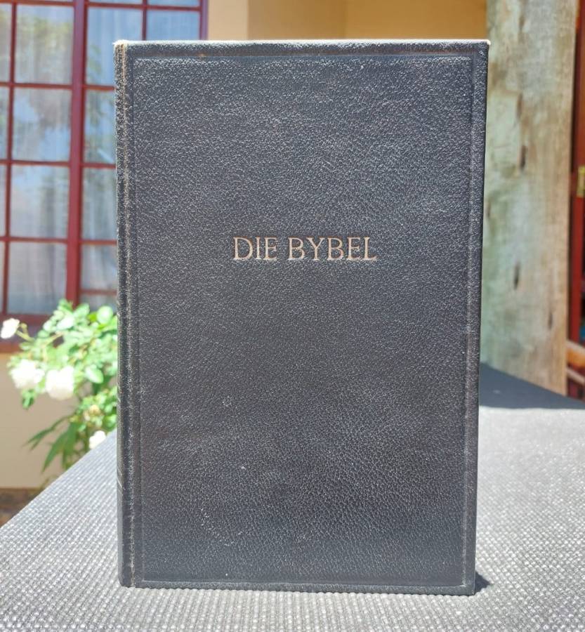 GOOD HARD COVER 1953 AFRIKAANSE FAMILIEBYBEL PRINTED BY JH DE BUSSY HOLLAND