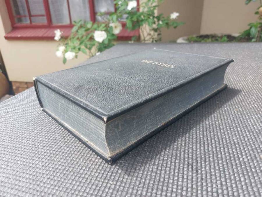 GOOD HARD COVER 1953 AFRIKAANSE FAMILIEBYBEL PRINTED BY JH DE BUSSY HOLLAND