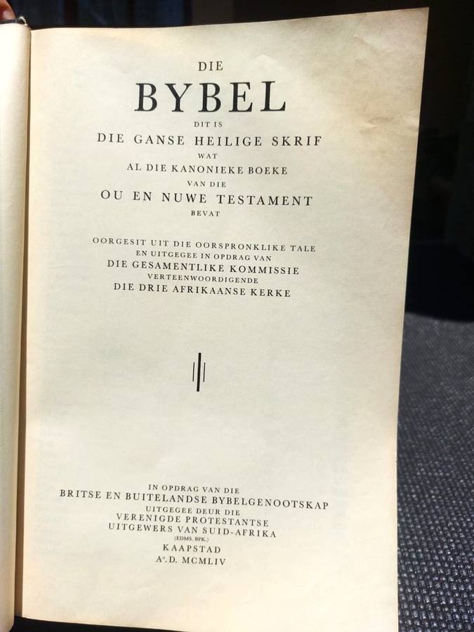 GOOD HARD COVER 1953 AFRIKAANSE FAMILIEBYBEL PRINTED BY JH DE BUSSY HOLLAND