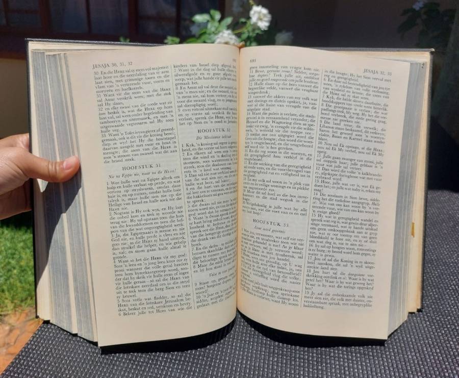 GOOD HARD COVER 1953 AFRIKAANSE FAMILIEBYBEL PRINTED BY JH DE BUSSY HOLLAND