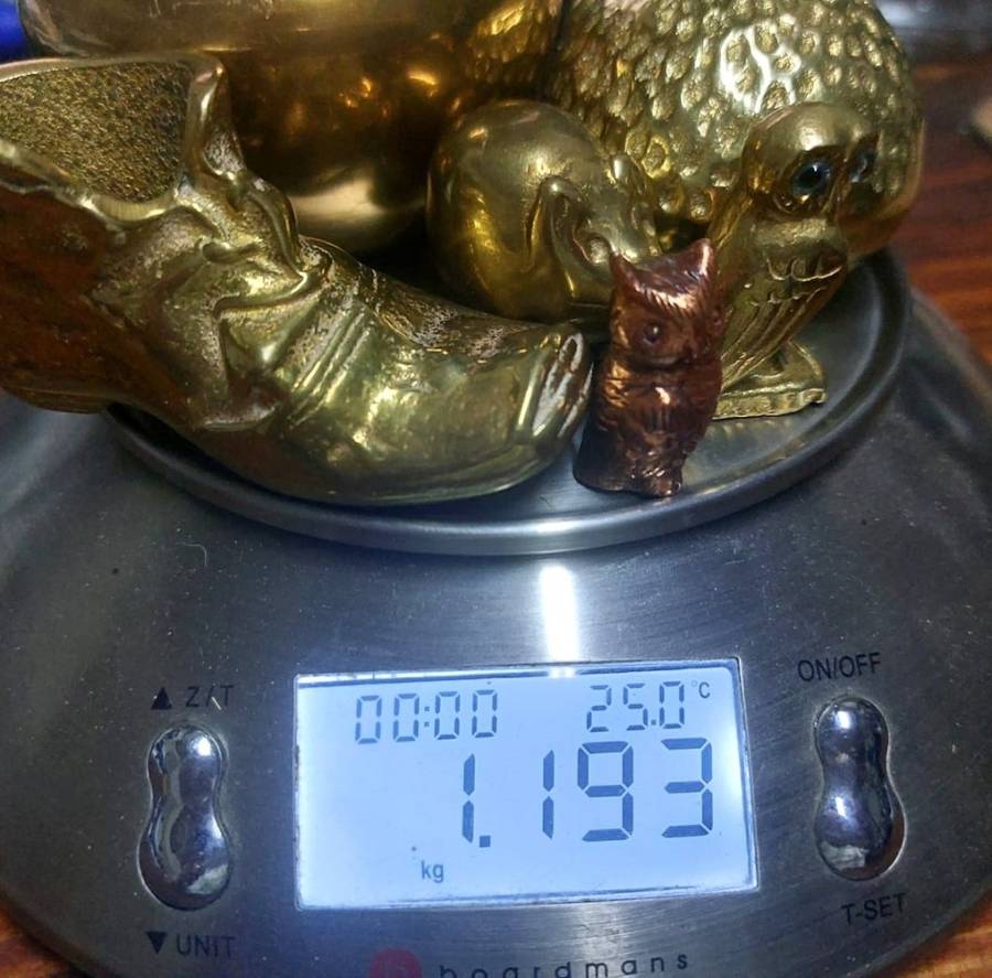 BATCH OF 7 BRASS ORNAMENTS: A HEAVY (648G) HEDGEHOG, 2 OWLS, A PIG, SHOE, BOWL AND PULL DRAWER CUP