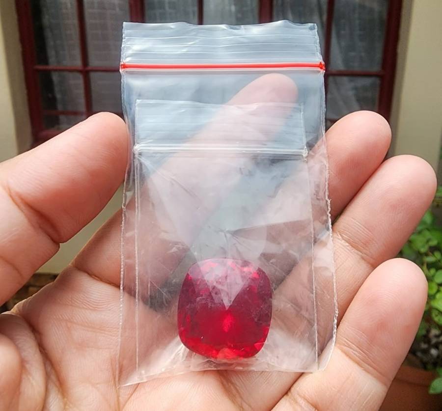 BLOOD RED SYNTHETIC RUBY GEMSTONE - VERY LARGE 40,7CT  SCRATCH GLASS!  UV STRONG RED!  HIGH THERM