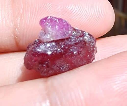 INTERESTING ROUGH 16,25 CARAT PIECE OF COMPOSITE RUBY GEMSTONE WITH RUBY AREA VISIBLE IN RED ON UV