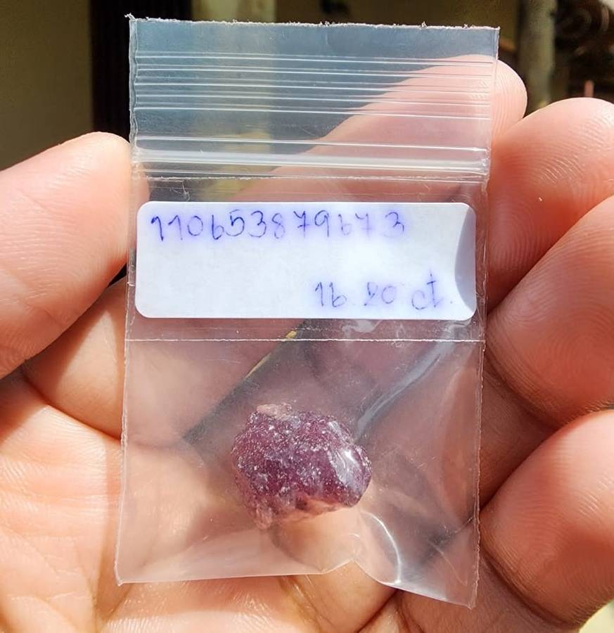 INTERESTING ROUGH 16,25 CARAT PIECE OF COMPOSITE RUBY GEMSTONE WITH RUBY AREA VISIBLE IN RED ON UV