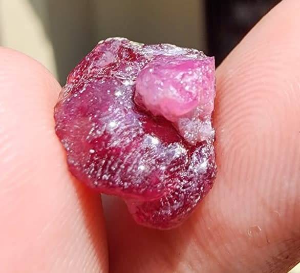 INTERESTING ROUGH 16,25 CARAT PIECE OF COMPOSITE RUBY GEMSTONE WITH RUBY AREA VISIBLE IN RED ON UV
