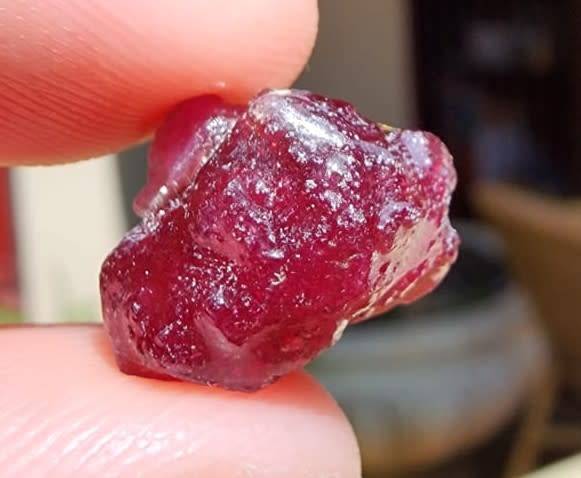 INTERESTING ROUGH 16,25 CARAT PIECE OF COMPOSITE RUBY GEMSTONE WITH RUBY AREA VISIBLE IN RED ON UV