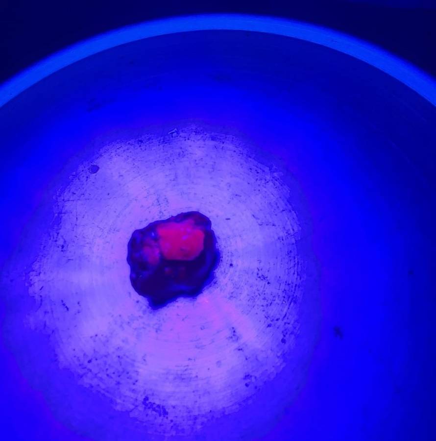INTERESTING ROUGH 16,25 CARAT PIECE OF COMPOSITE RUBY GEMSTONE WITH RUBY AREA VISIBLE IN RED ON UV