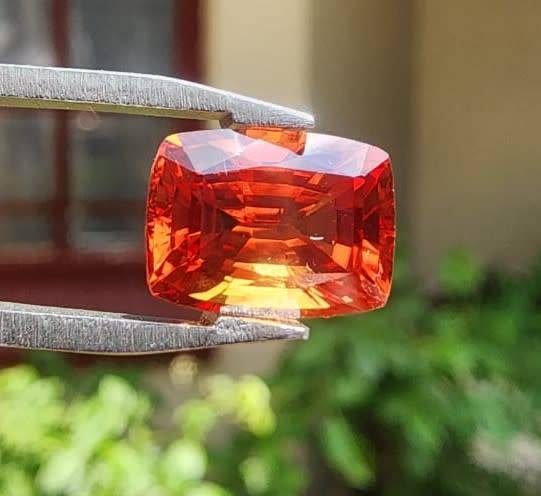 FIRE ORANGE 3.80CT SAPPHIRE GEMSTONE WITH LOVELY CUSHION CUT  UV RED!  THERMAL HIGH!