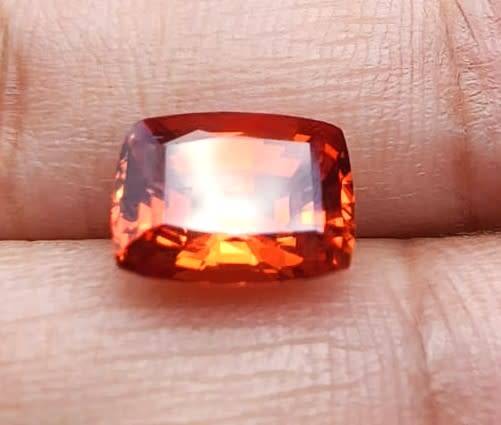 FIRE ORANGE 3.80CT SAPPHIRE GEMSTONE WITH LOVELY CUSHION CUT  UV RED!  THERMAL HIGH!
