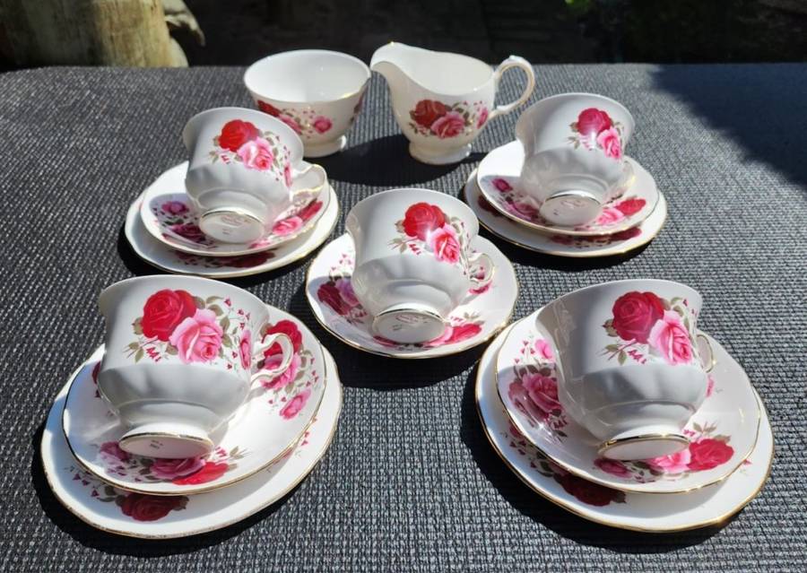 Exquisite Queen Anne 1960s Red and Pink Roses Pattern 16 Piece Teaset
