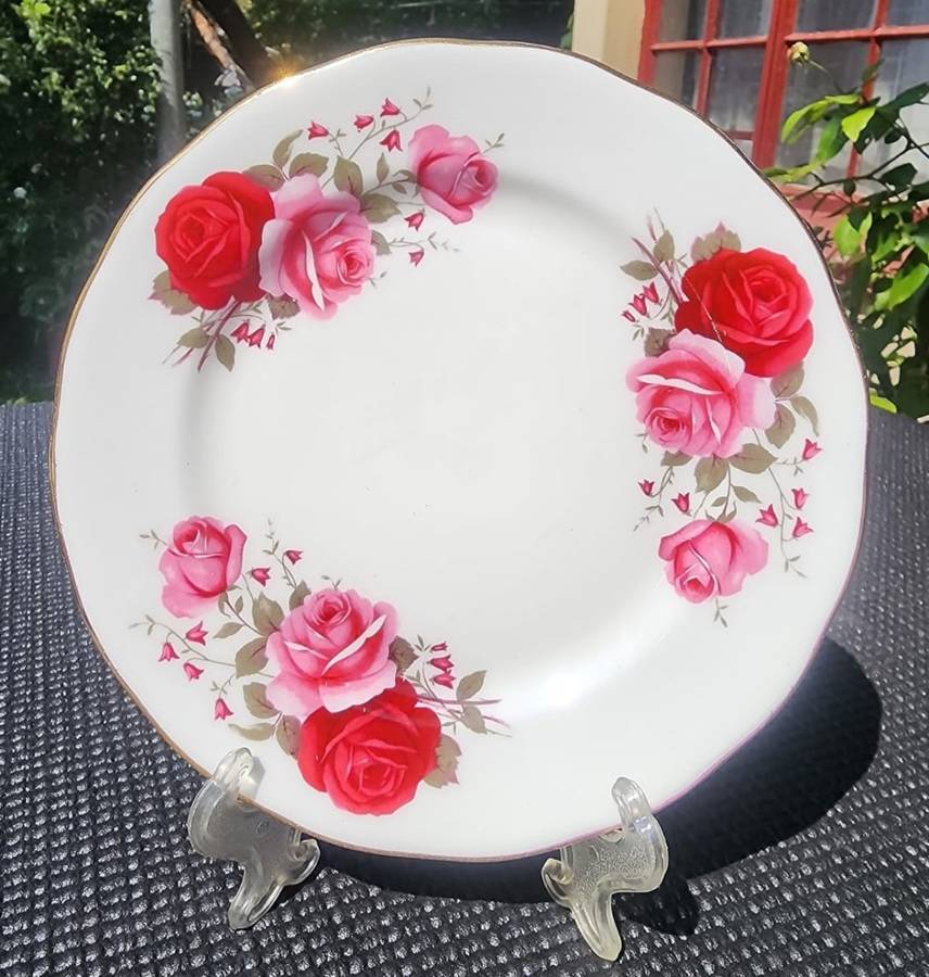 Exquisite Queen Anne 1960s Red and Pink Roses Pattern 16 Piece Teaset