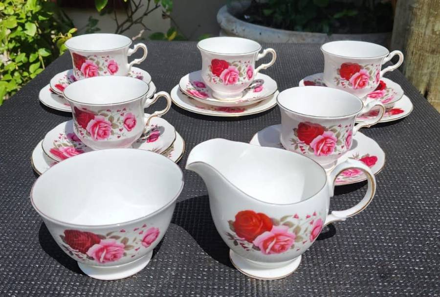 Exquisite Queen Anne 1960s Red and Pink Roses Pattern 16 Piece Teaset