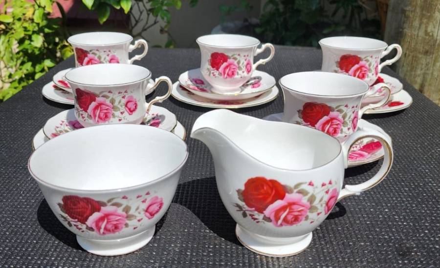 Exquisite Queen Anne 1960s Red and Pink Roses Pattern 16 Piece Teaset