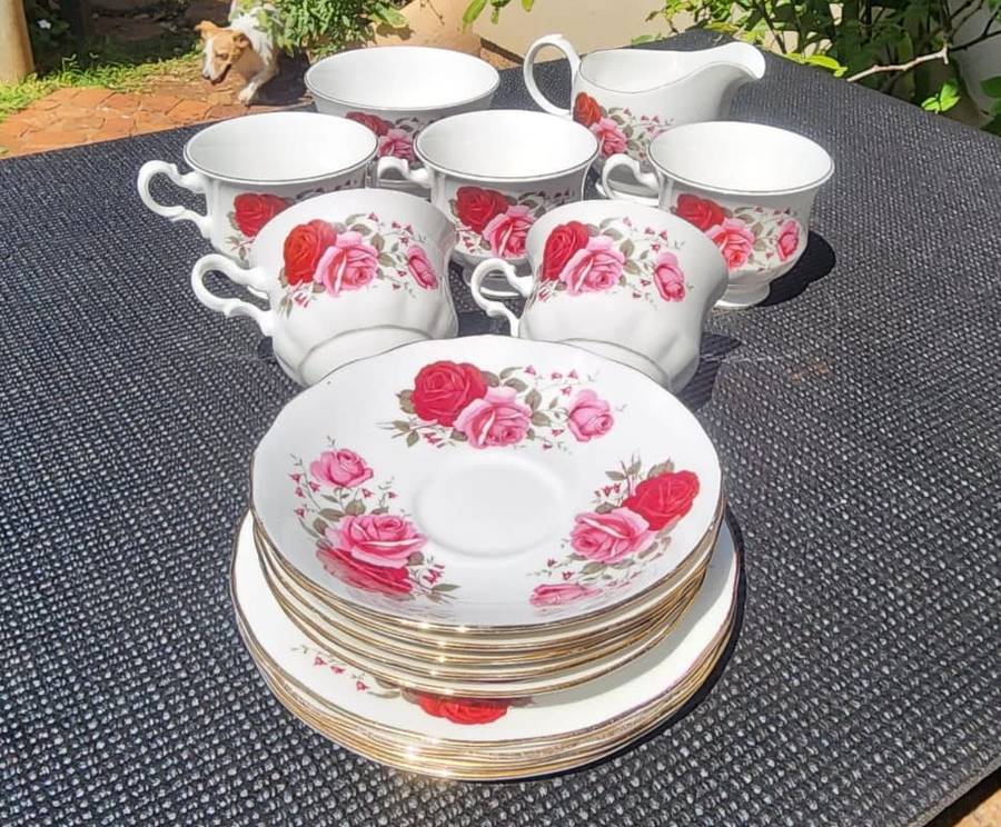 Exquisite Queen Anne 1960s Red and Pink Roses Pattern 16 Piece Teaset