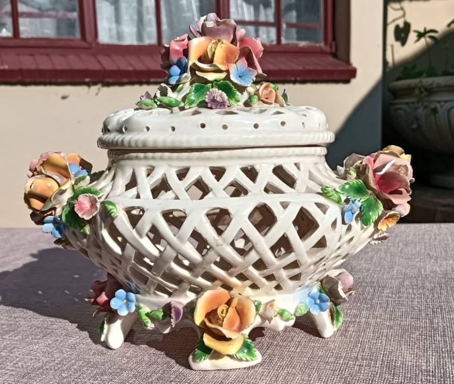 Eye Catching Capodimonte Style Vintage Flower Potpourri Pot