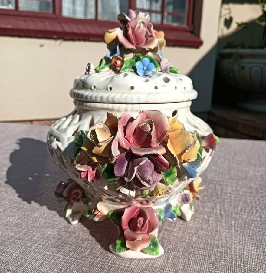 Eye Catching Capodimonte Style Vintage Flower Potpourri Pot