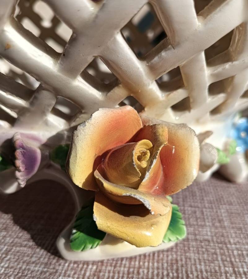 Eye Catching Capodimonte Style Vintage Flower Potpourri Pot
