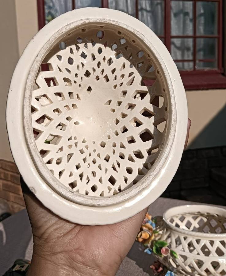 Eye Catching Capodimonte Style Vintage Flower Potpourri Pot