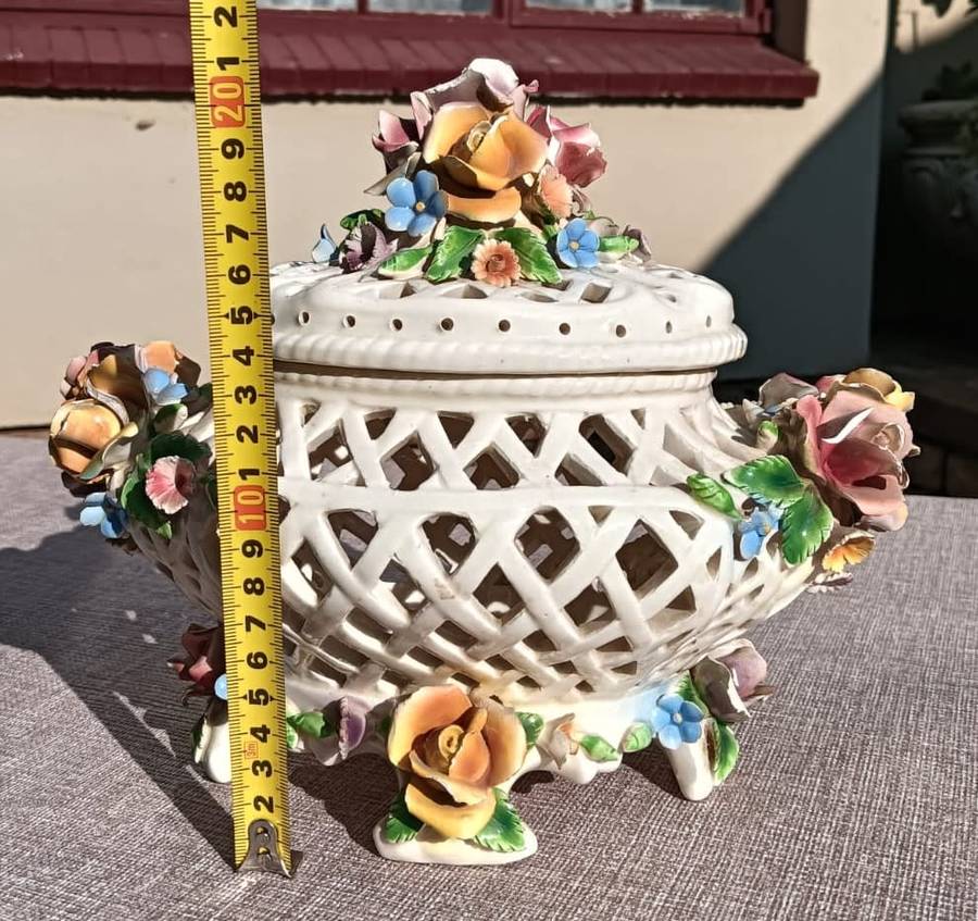 Eye Catching Capodimonte Style Vintage Flower Potpourri Pot