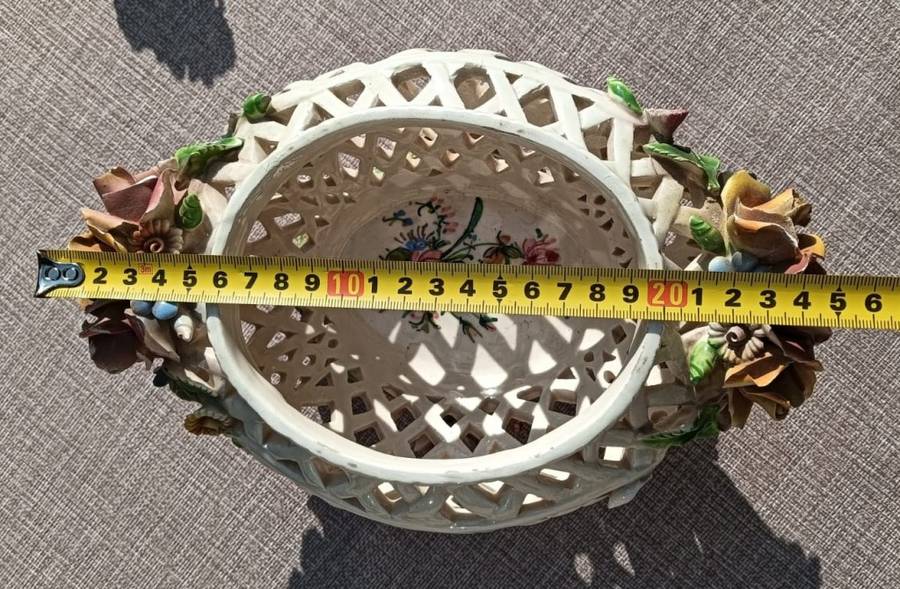 Eye Catching Capodimonte Style Vintage Flower Potpourri Pot