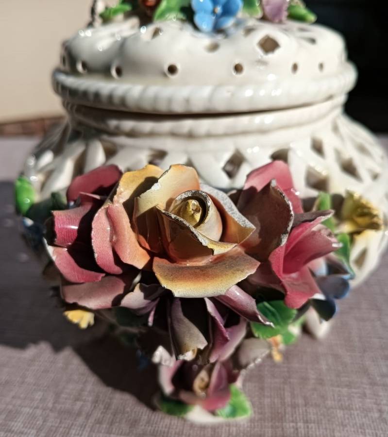 Eye Catching Capodimonte Style Vintage Flower Potpourri Pot