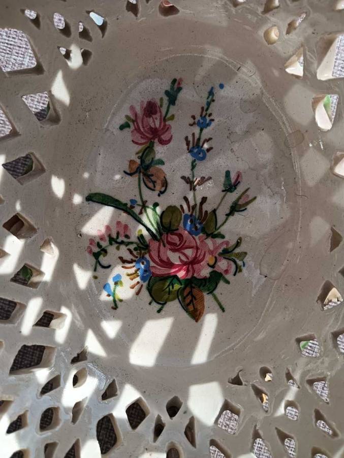 Eye Catching Capodimonte Style Vintage Flower Potpourri Pot