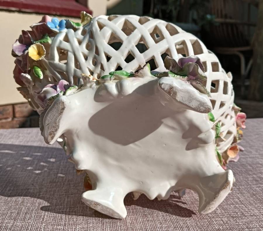 Eye Catching Capodimonte Style Vintage Flower Potpourri Pot