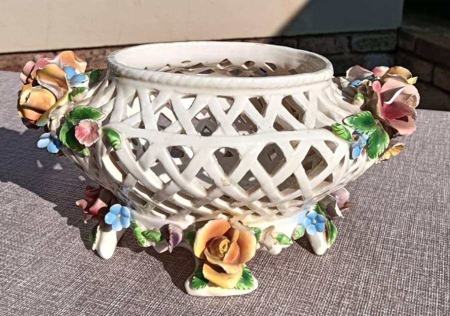 Eye Catching Capodimonte Style Vintage Flower Potpourri Pot