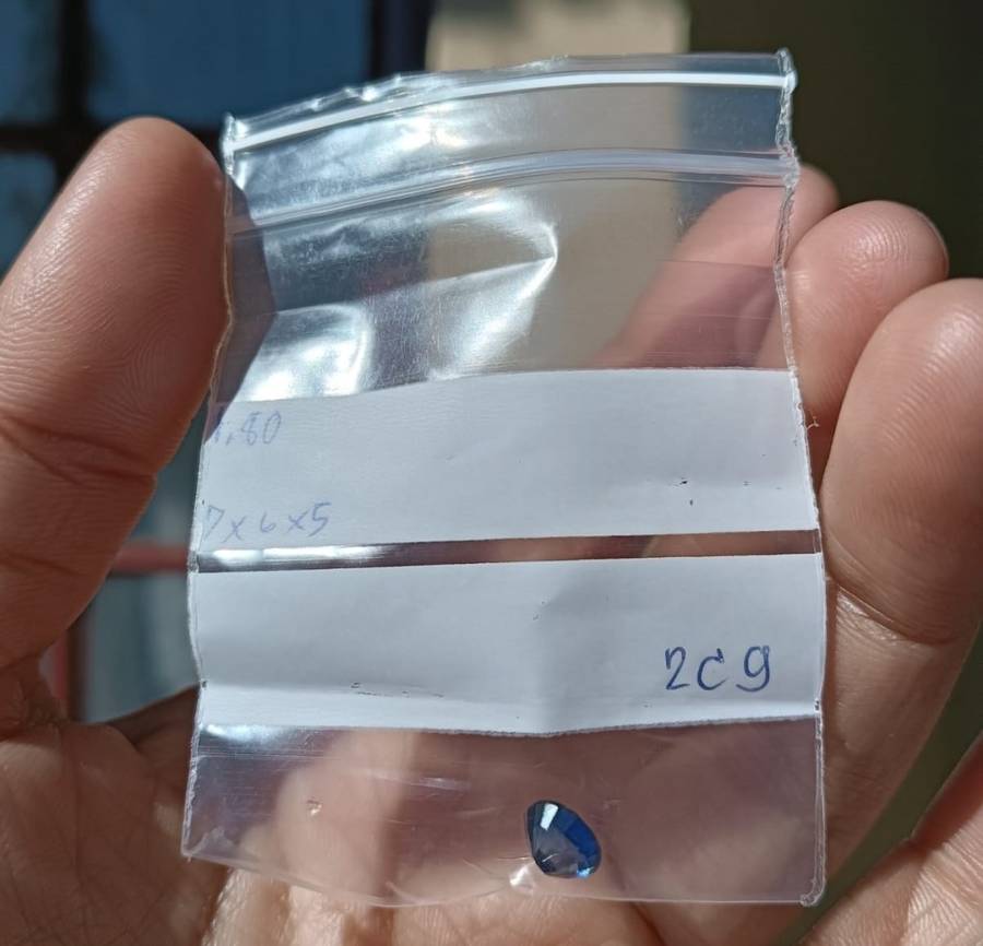 DAZZLING 1.85CT ROYAL BLUE SAPPHIRE WITH LOVELY OVAL CUT  THERMAL TESTED HIGH!