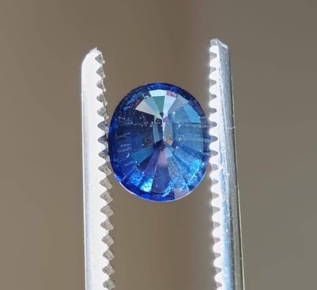 DAZZLING 1.85CT ROYAL BLUE SAPPHIRE WITH LOVELY OVAL CUT  THERMAL TESTED HIGH!